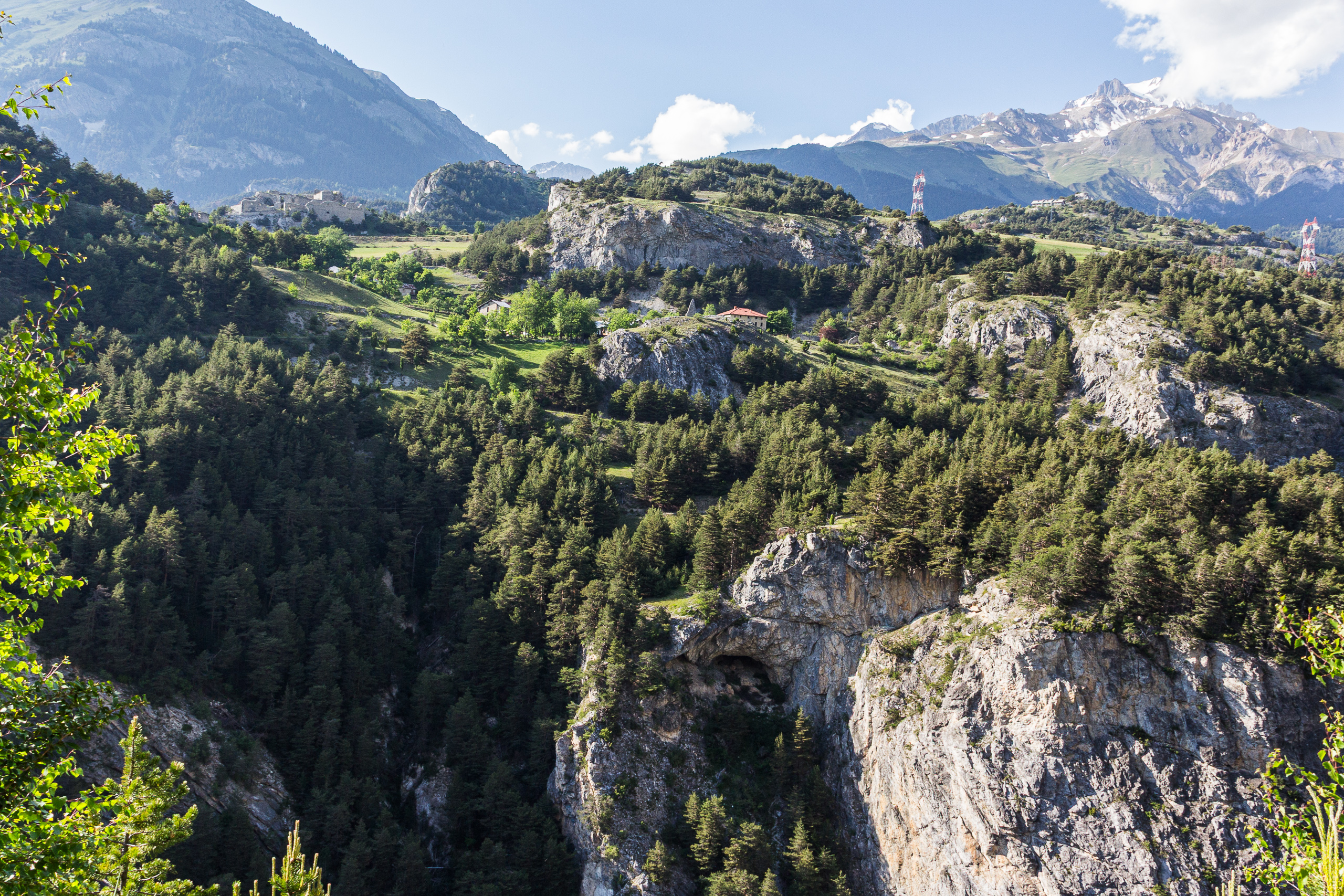 Abfahrt nach Frankreich – über bewaldete Schluchten Richtung Maurienne